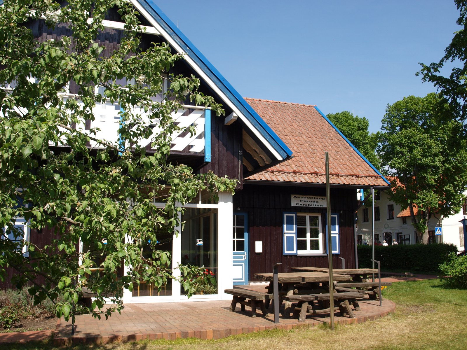 Svečių namai „Aika“ su įėjimu į galeriją ir sodo terasa