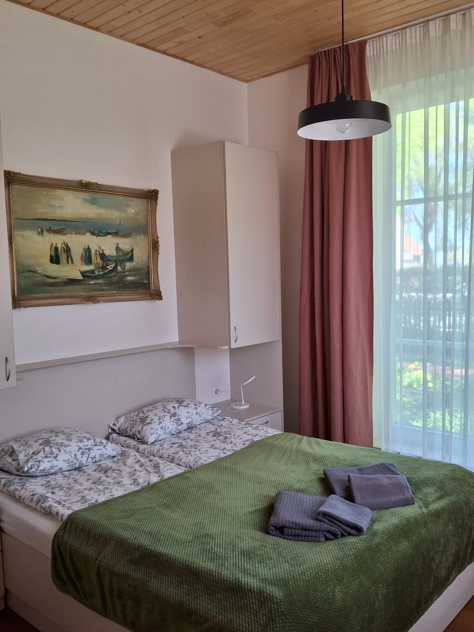 „Aikos“ dvivietis kambarys – lova su žalia lovatiese