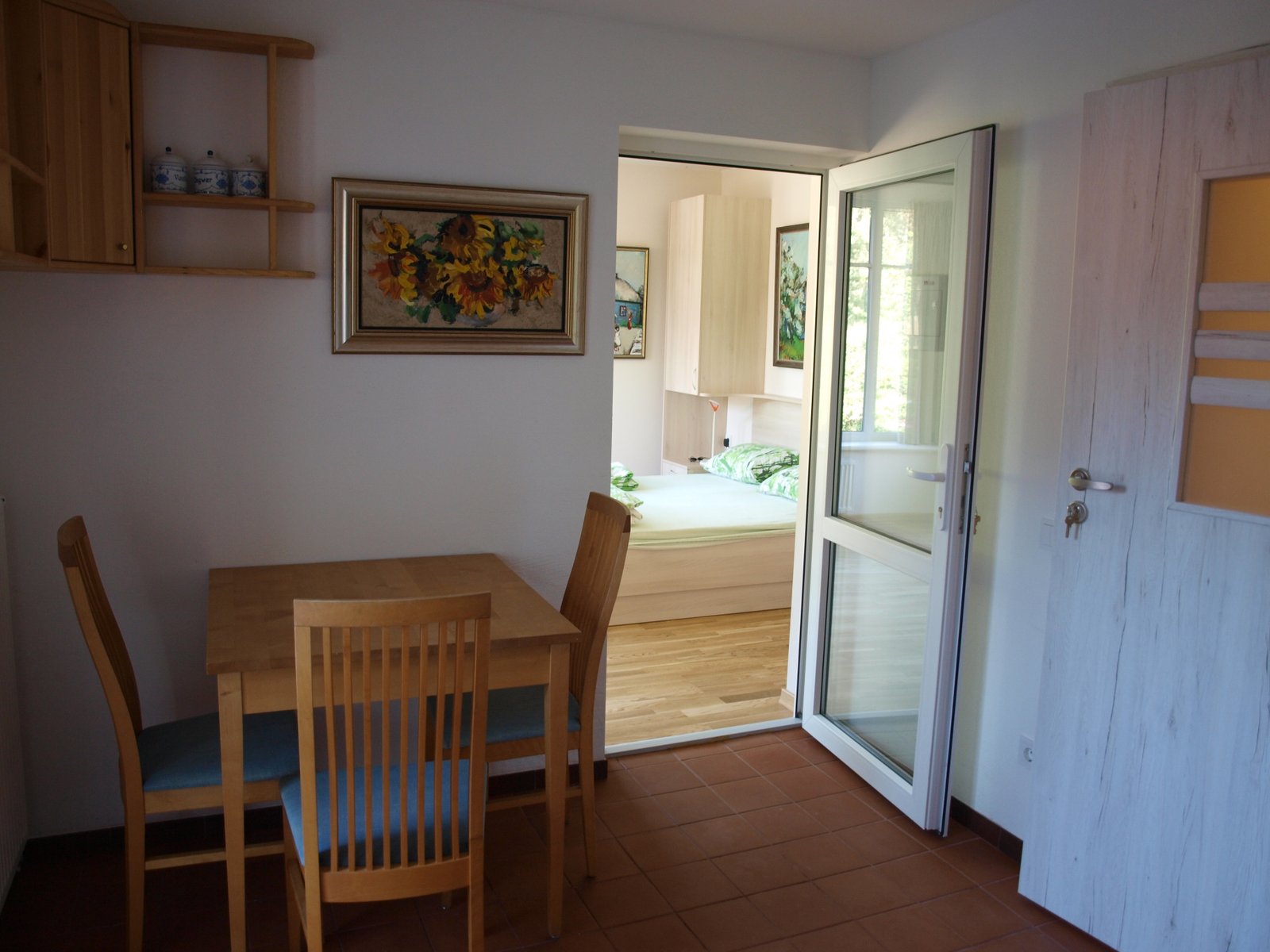 Apartamentai su terasa – valgomojo zona ir vaizdas į miegamąjį