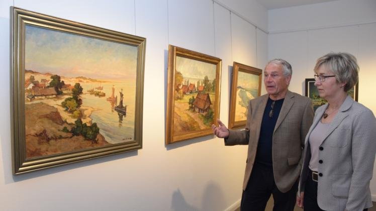 Dr. Bernd Schimpke veda ekskursiją tapybos parodoje